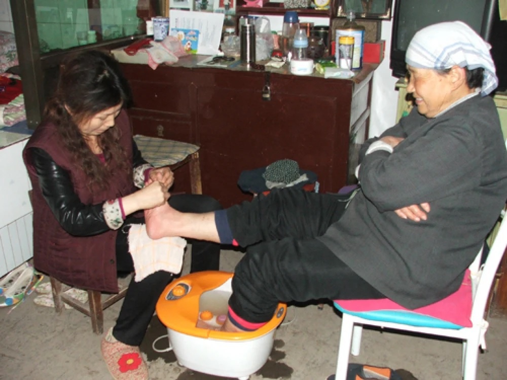 Tranh cãi việc con dâu rửa chân cho mẹ chồng ở Trung Quốc - Ảnh 3.