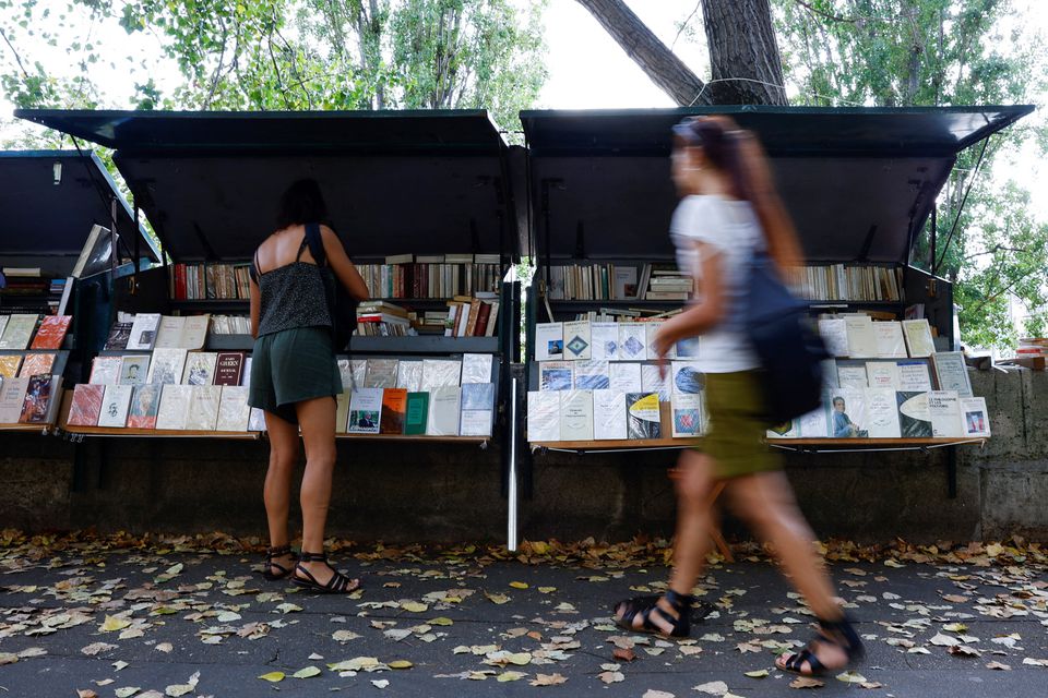 Những người bán sách ven sông ở Paris - Ảnh 2.