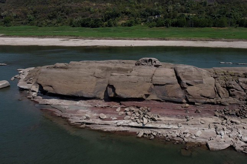 Nước cạn khô làm lộ 3 bức tượng 600 năm tuổi trên sông Dương Tử - Ảnh 3.