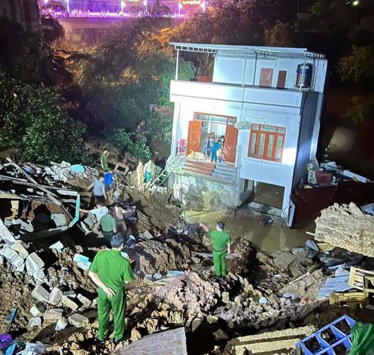 Lạng Sơn: Cận cảnh hai ngôi nhà bị sạt lở xuống sông trong đêm - Ảnh 4.