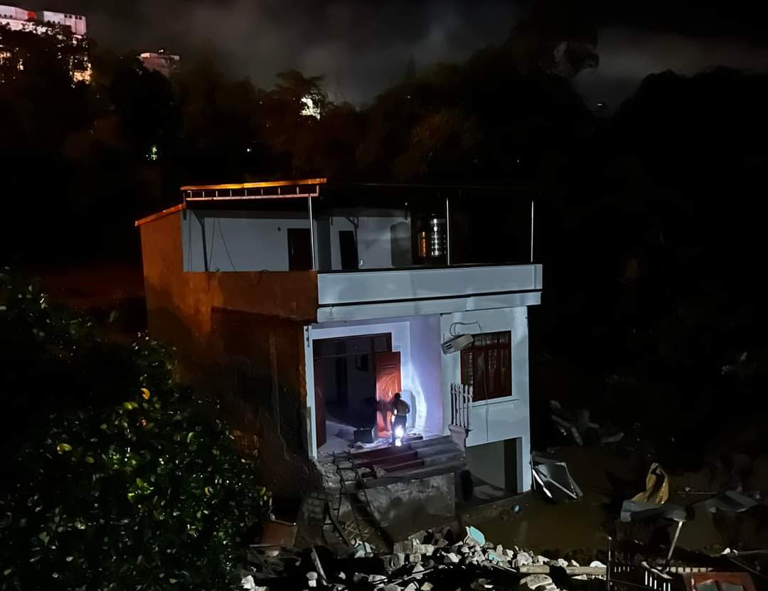 Lạng Sơn: Cận cảnh hai ngôi nhà bị sạt lở xuống sông trong đêm - Ảnh 1.
