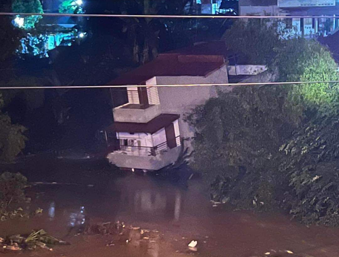 Lạng Sơn: Cận cảnh hai ngôi nhà bị sạt lở xuống sông trong đêm - Ảnh 2.
