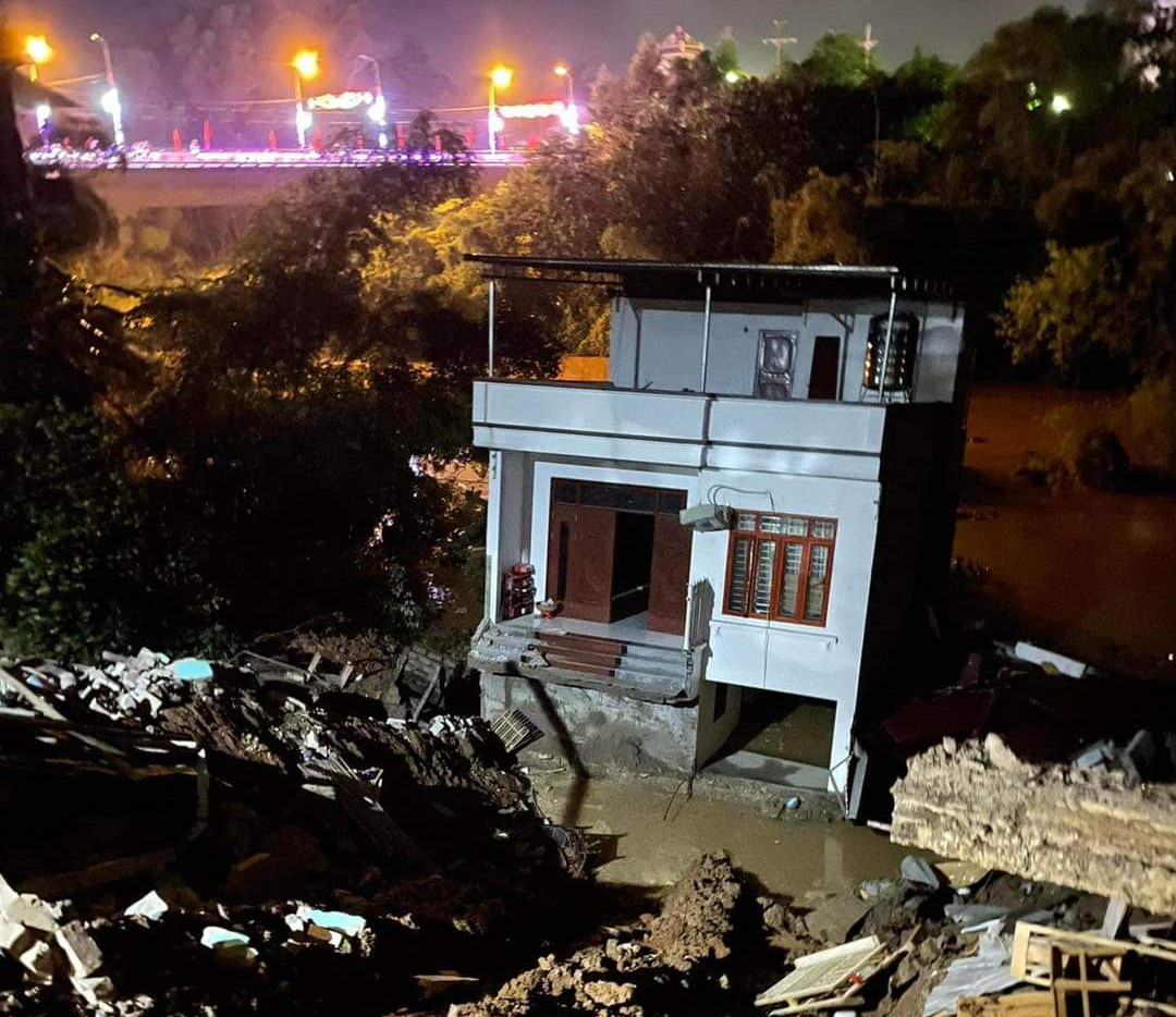 Lạng Sơn: Cận cảnh hai ngôi nhà bị sạt lở xuống sông trong đêm - Ảnh 3.