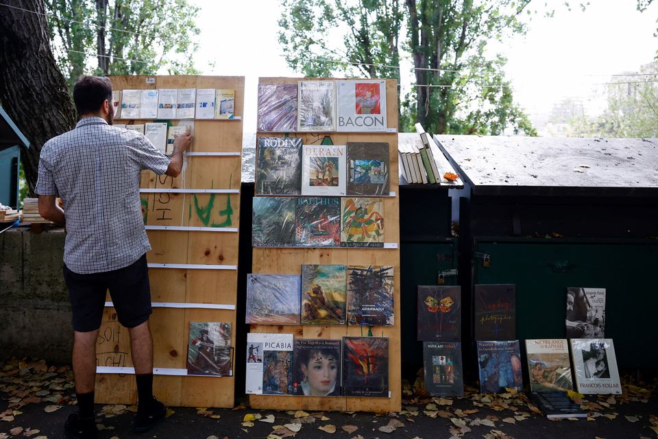 Những người bán sách ven sông ở Paris - Ảnh 1.
