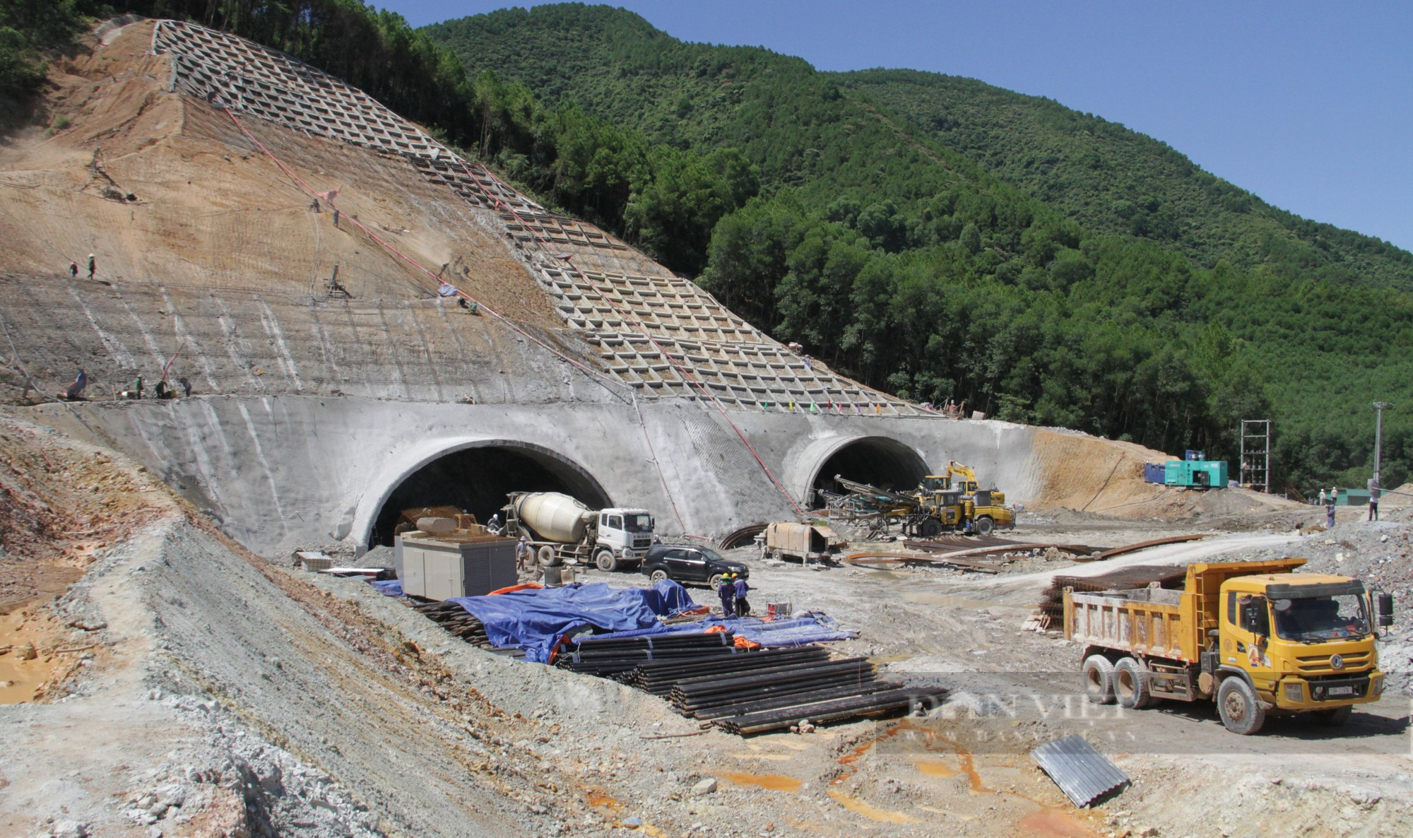 Công nhân đội nắng khoét núi Thần Vũ thi công hầm hàng ngàn tỷ trên cao tốc Bắc Nam  - Ảnh 2.