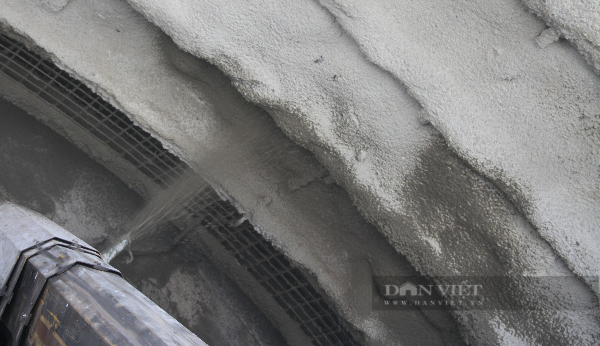 Công nhân đội nắng khoét núi Thần Vũ thi công hầm hàng ngàn tỷ trên cao tốc Bắc Nam  - Ảnh 15.