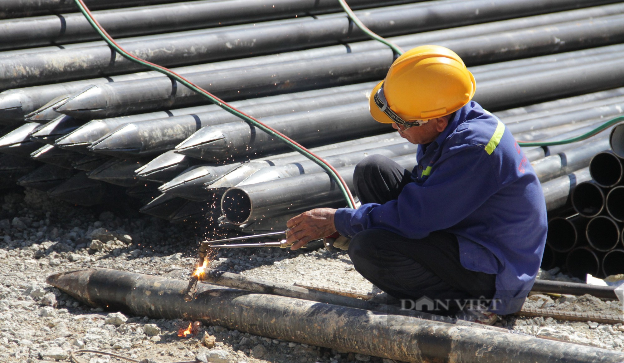 Công nhân đội nắng khoét núi Thần Vũ thi công hầm hàng ngàn tỷ trên cao tốc Bắc Nam  - Ảnh 5.