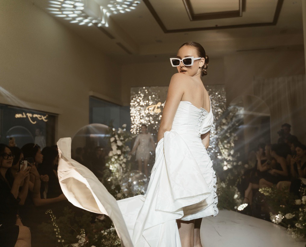 Chiêm ngưỡng bộ váy cưới đính toàn kim cương của nhà mode gốc Á