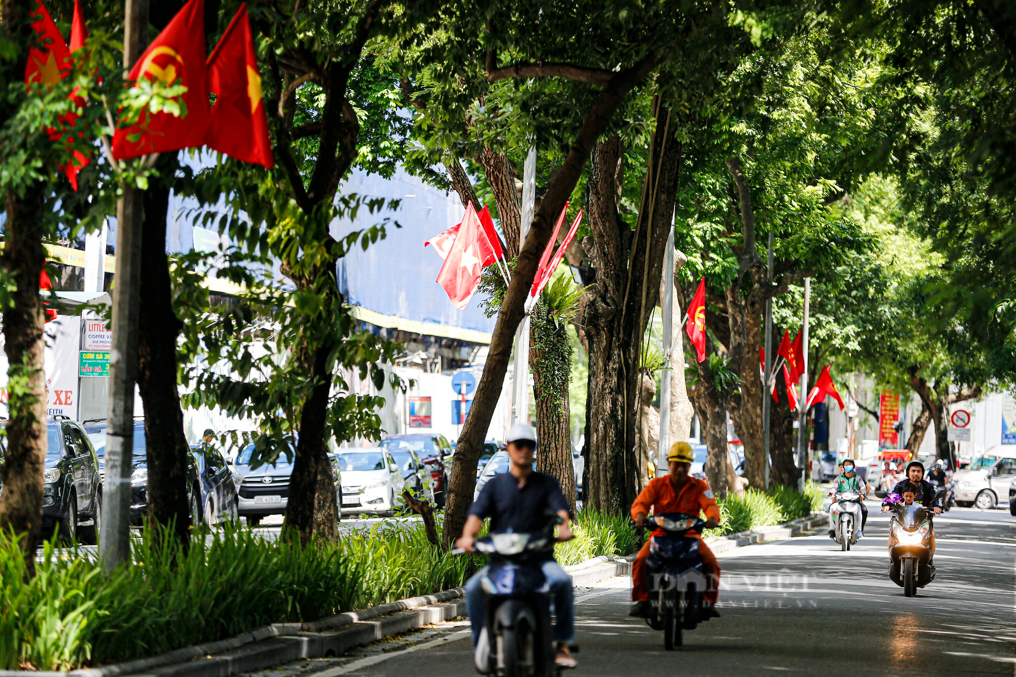 Đường phố Hà Nội rực màu cờ đỏ thắm chào mừng ngày Quốc khánh 2/9 - Ảnh 12.