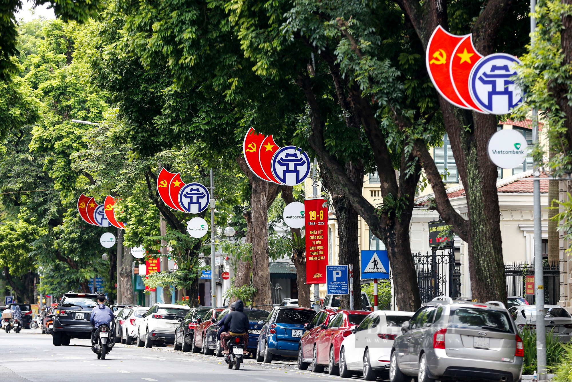 Đường phố Hà Nội rực màu cờ đỏ thắm chào mừng ngày Quốc khánh 2/9 - Ảnh 14.