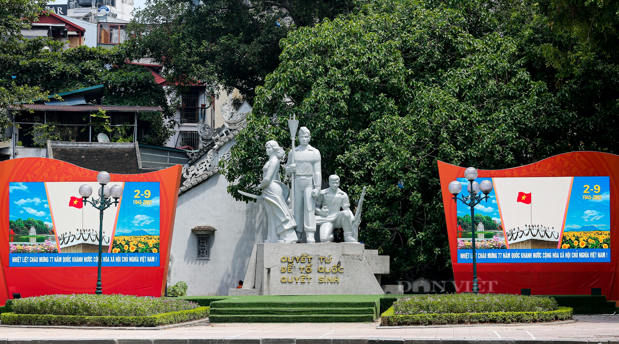 Đường phố Hà Nội rực màu cờ đỏ thắm chào mừng ngày Quốc khánh 2/9 - Ảnh 15.
