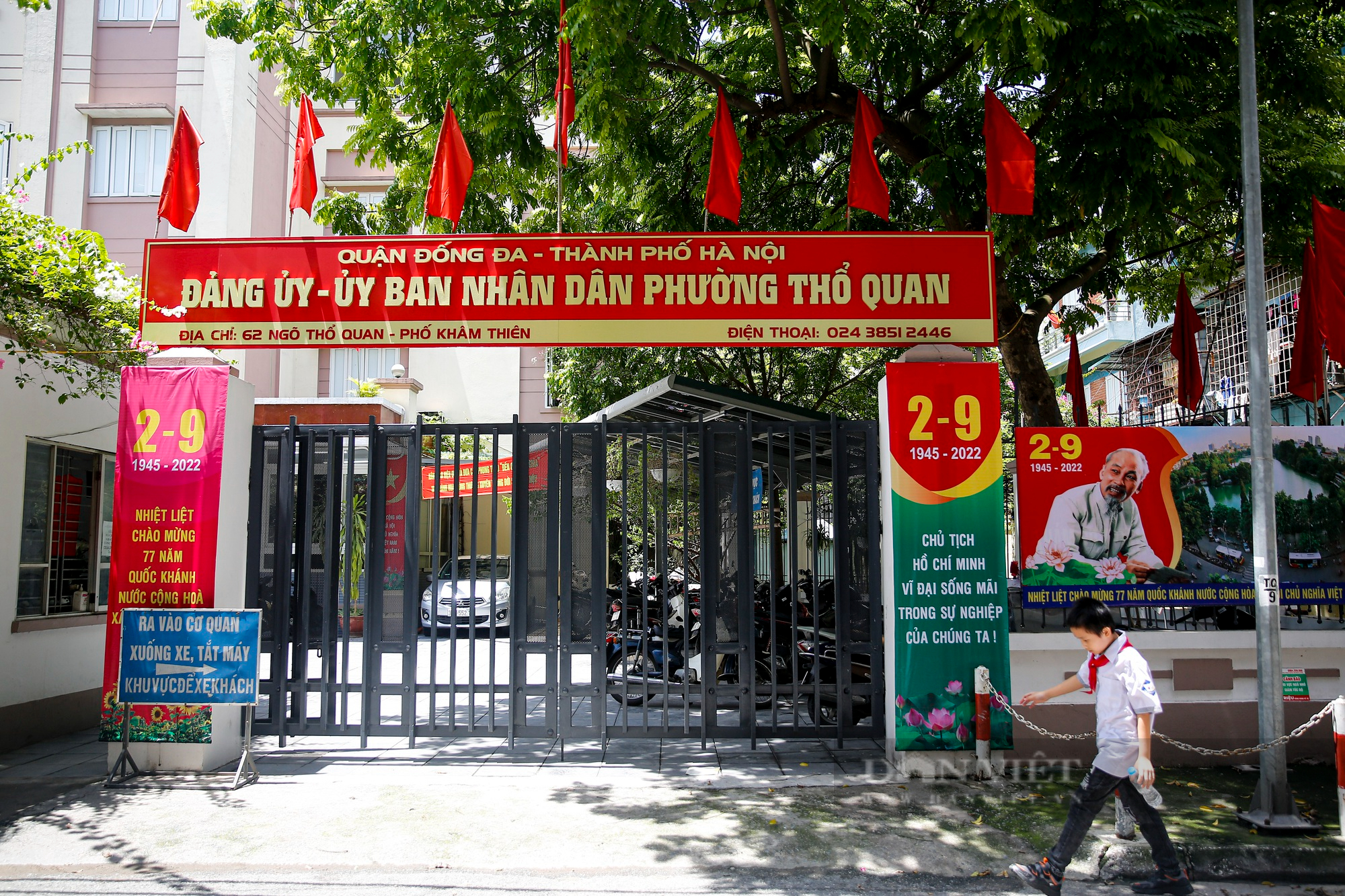 Đường phố Hà Nội rực màu cờ đỏ thắm chào mừng ngày Quốc khánh 2/9 - Ảnh 16.