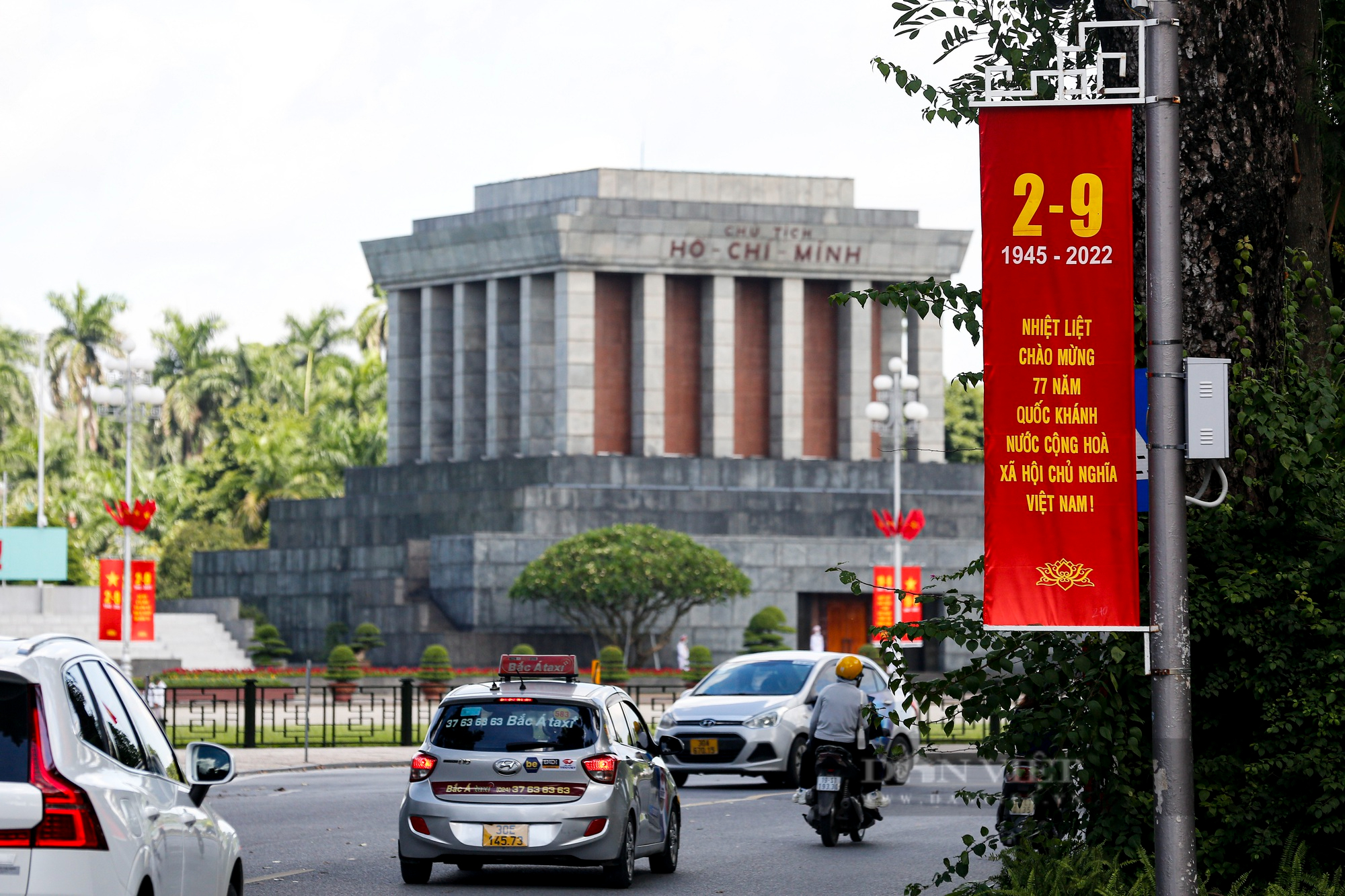 Đường phố Hà Nội rực màu cờ đỏ thắm chào mừng ngày Quốc khánh 2/9 - Ảnh 2.