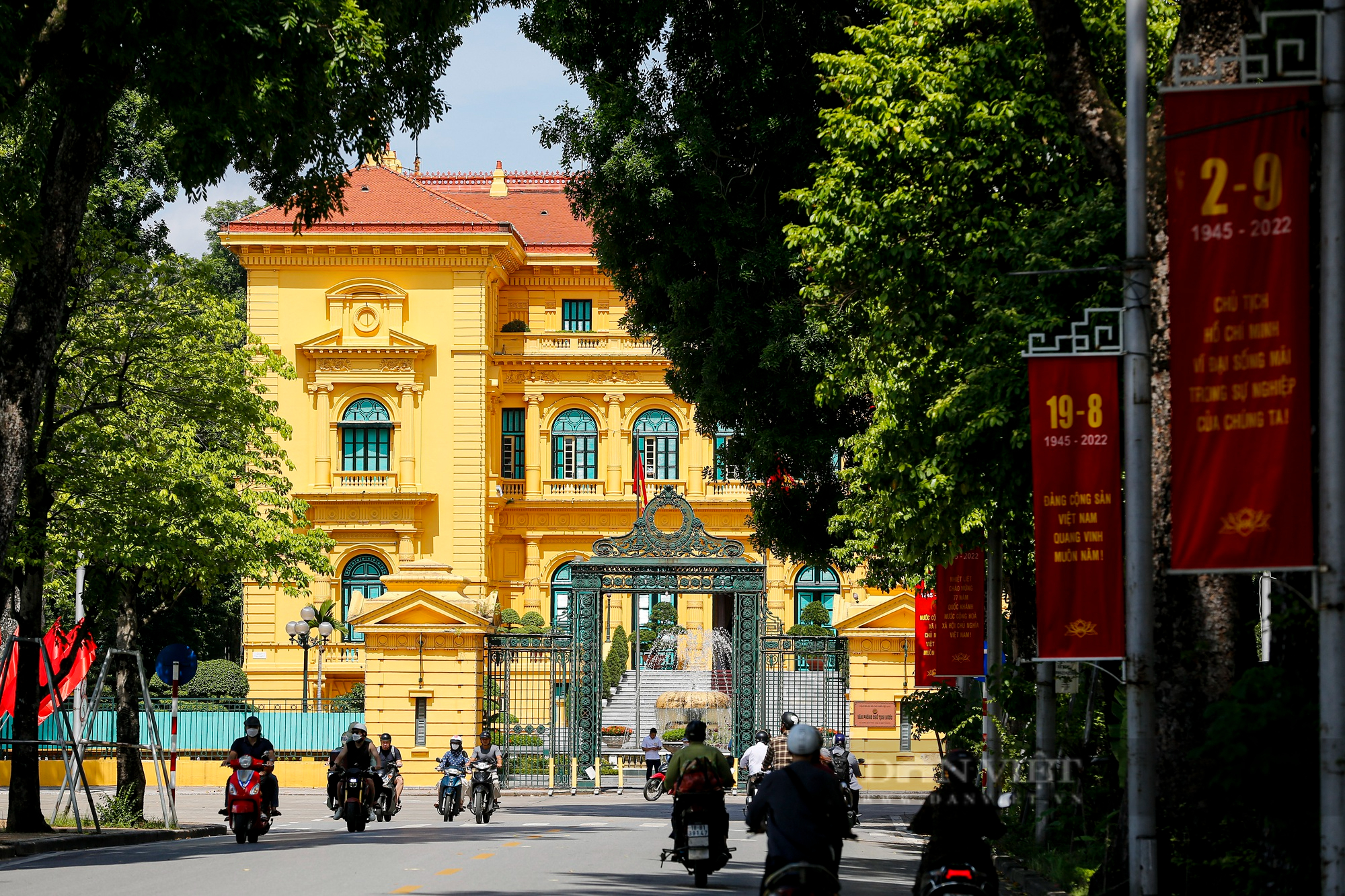 Đường phố Hà Nội rực màu cờ đỏ thắm chào mừng ngày Quốc khánh 2/9 - Ảnh 3.