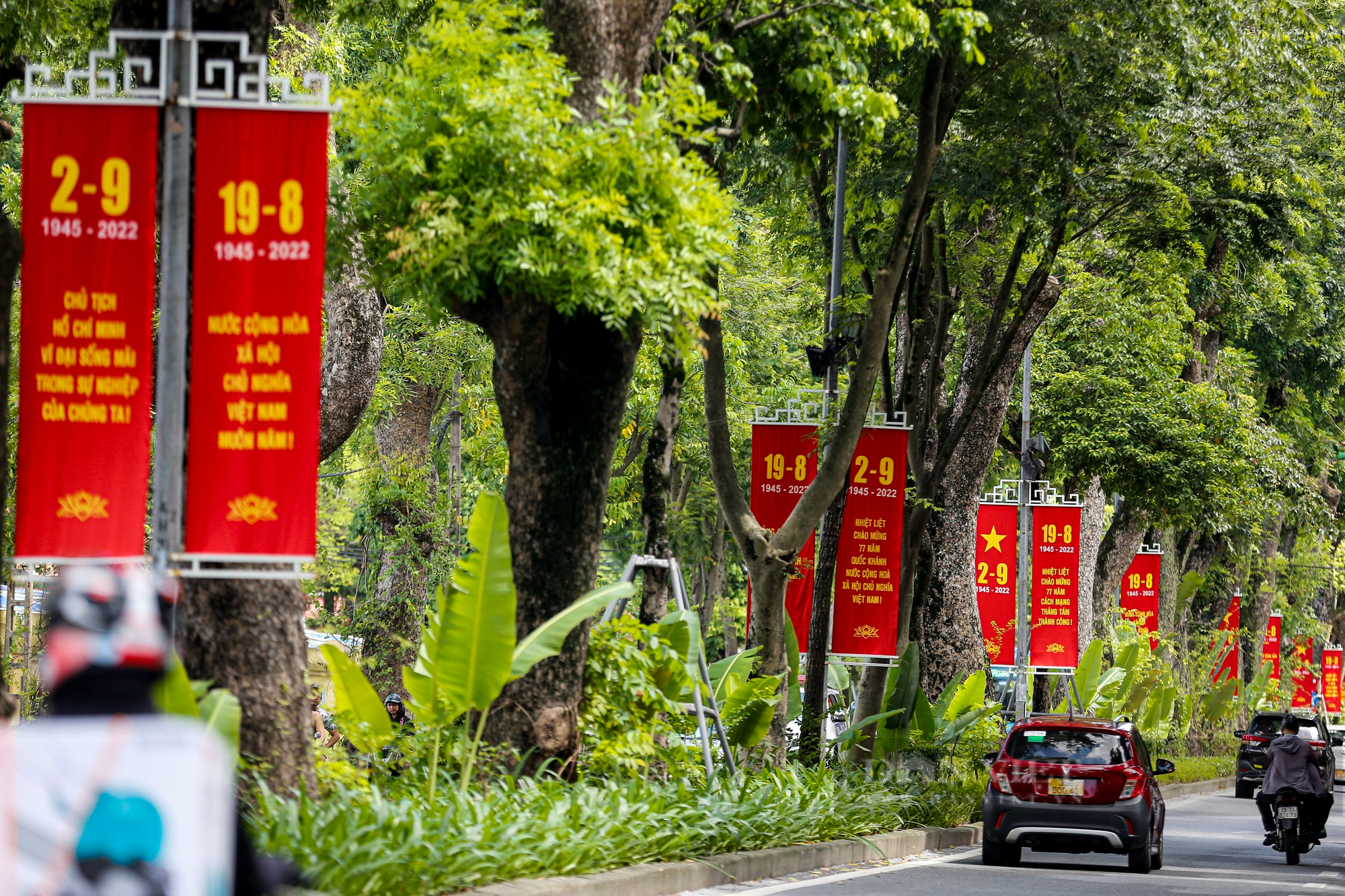 Đường phố Hà Nội rực màu cờ đỏ thắm chào mừng ngày Quốc khánh 2/9 - Ảnh 5.