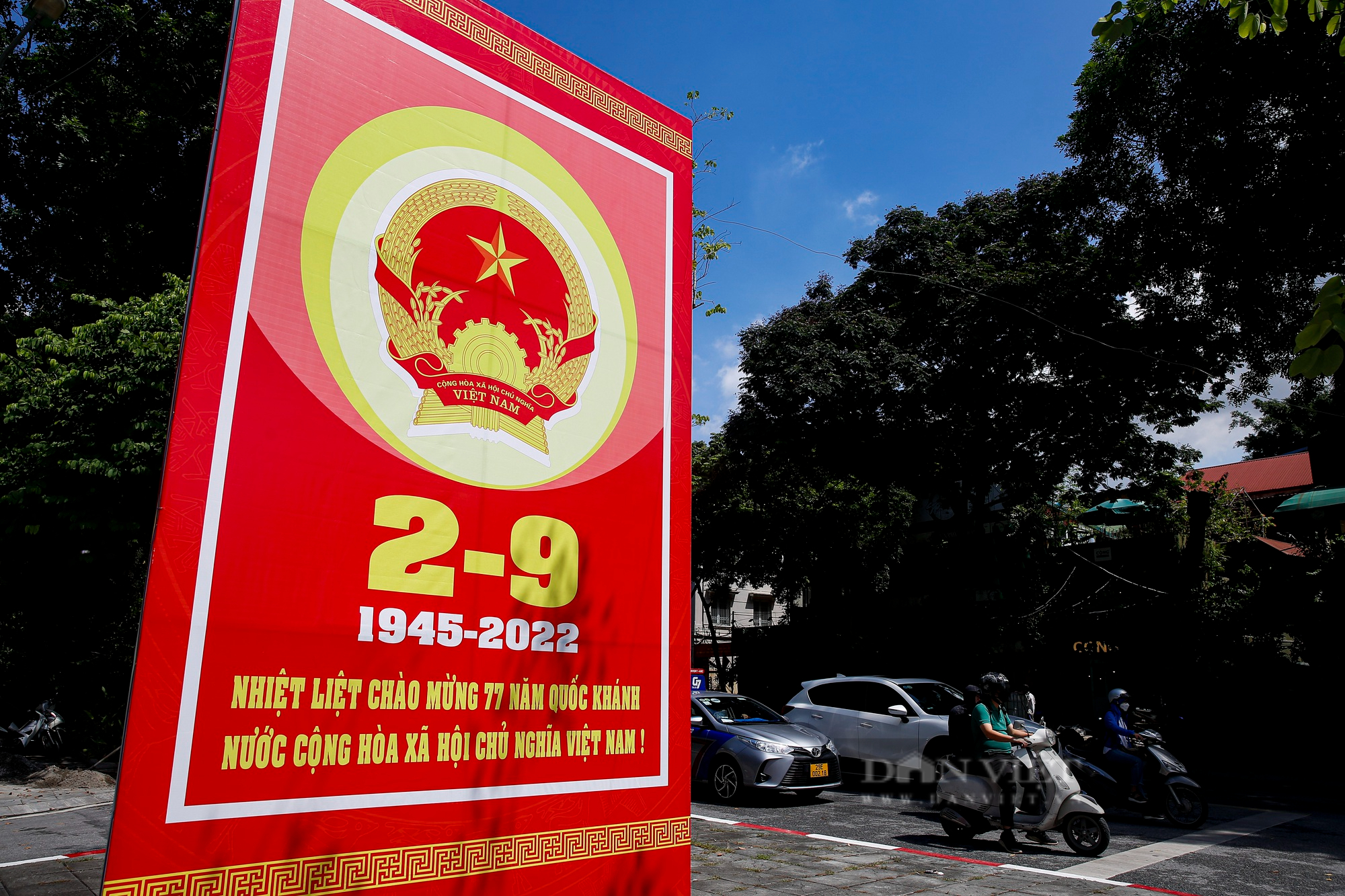 Đường phố Hà Nội rực màu cờ đỏ thắm chào mừng ngày Quốc khánh 2/9 - Ảnh 6.