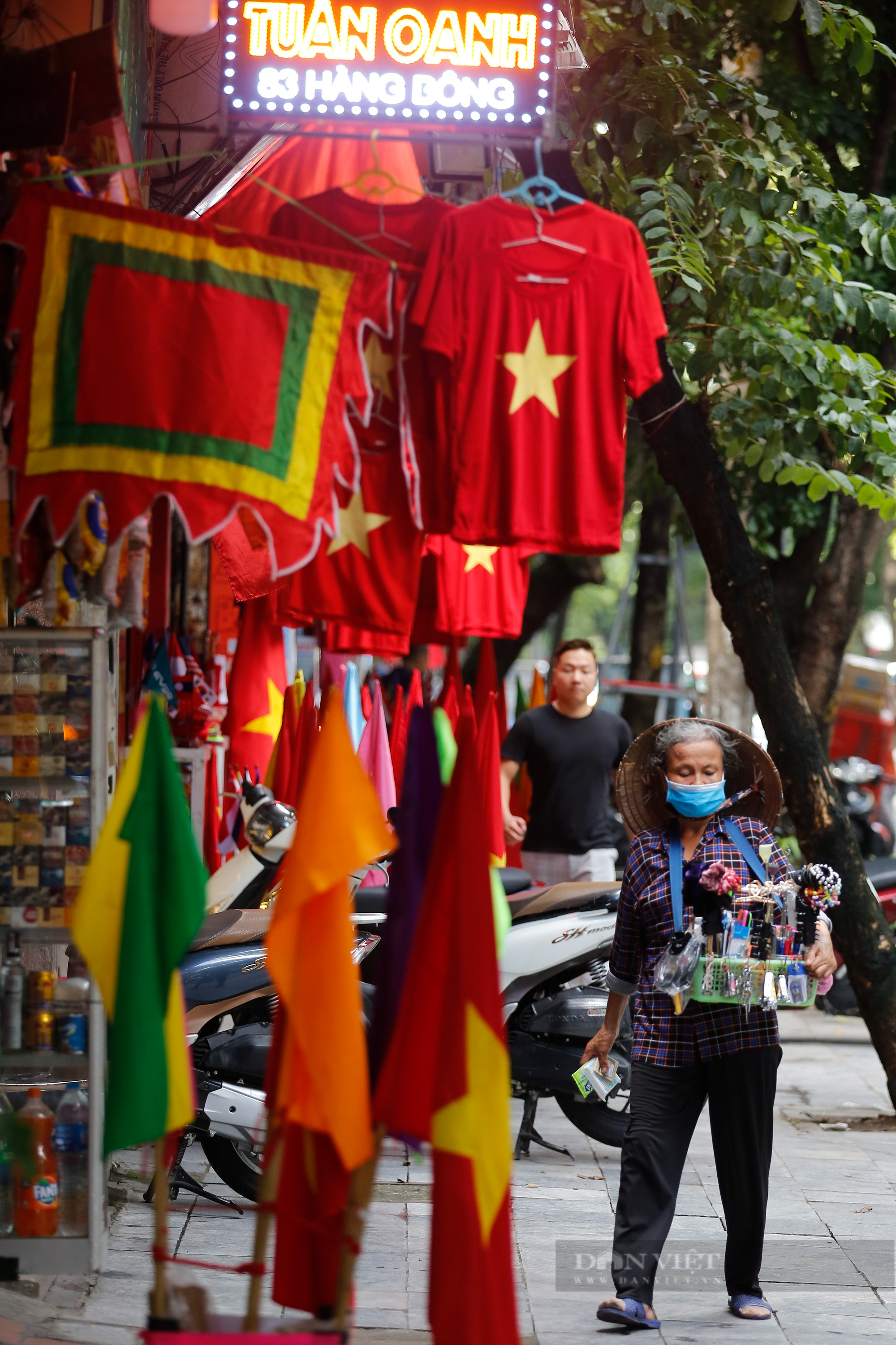Đường phố Hà Nội rực màu cờ đỏ thắm chào mừng ngày Quốc khánh 2/9 - Ảnh 8.