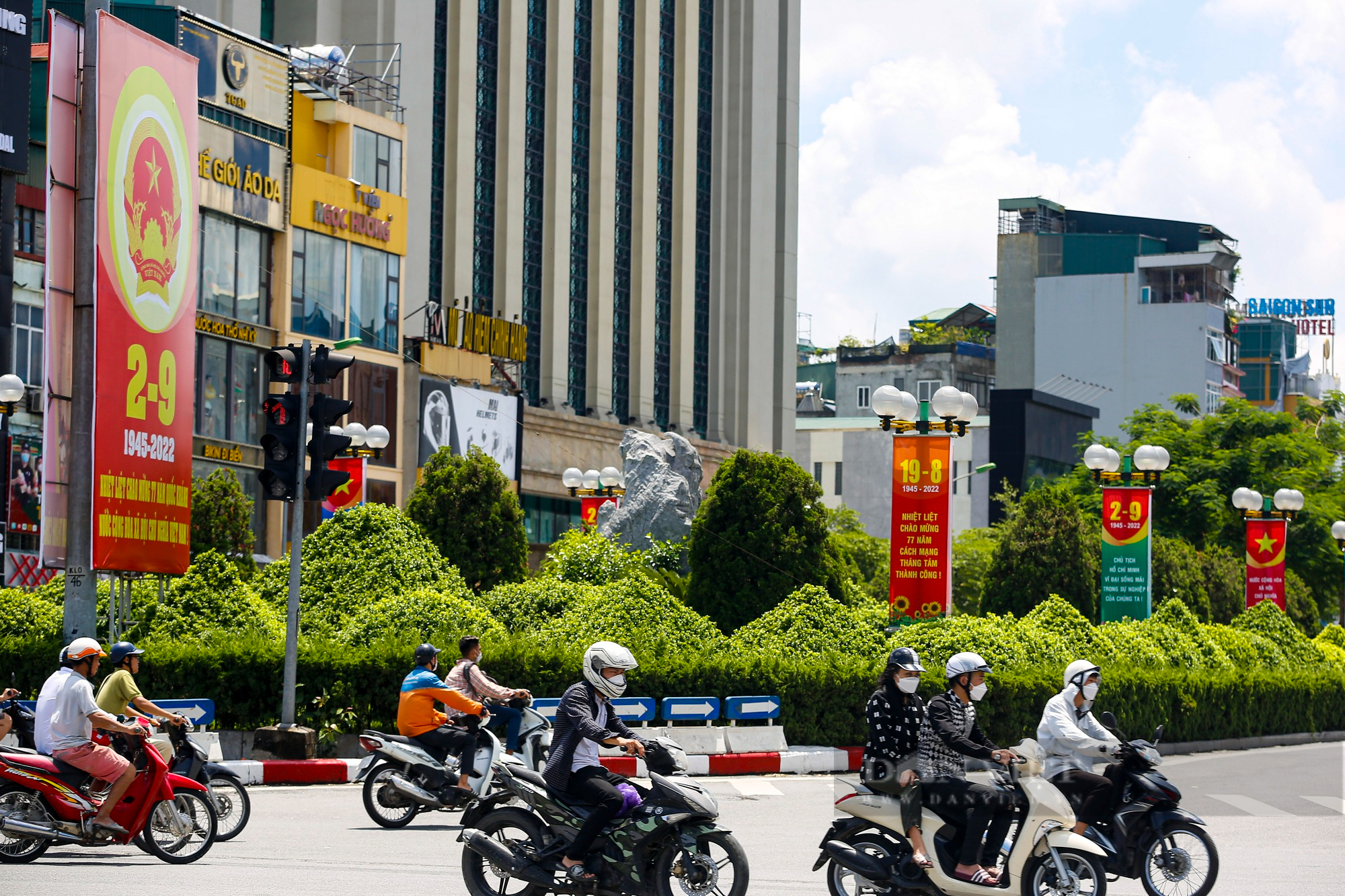 Đường phố Hà Nội rực màu cờ đỏ thắm chào mừng ngày Quốc khánh 2/9 - Ảnh 9.
