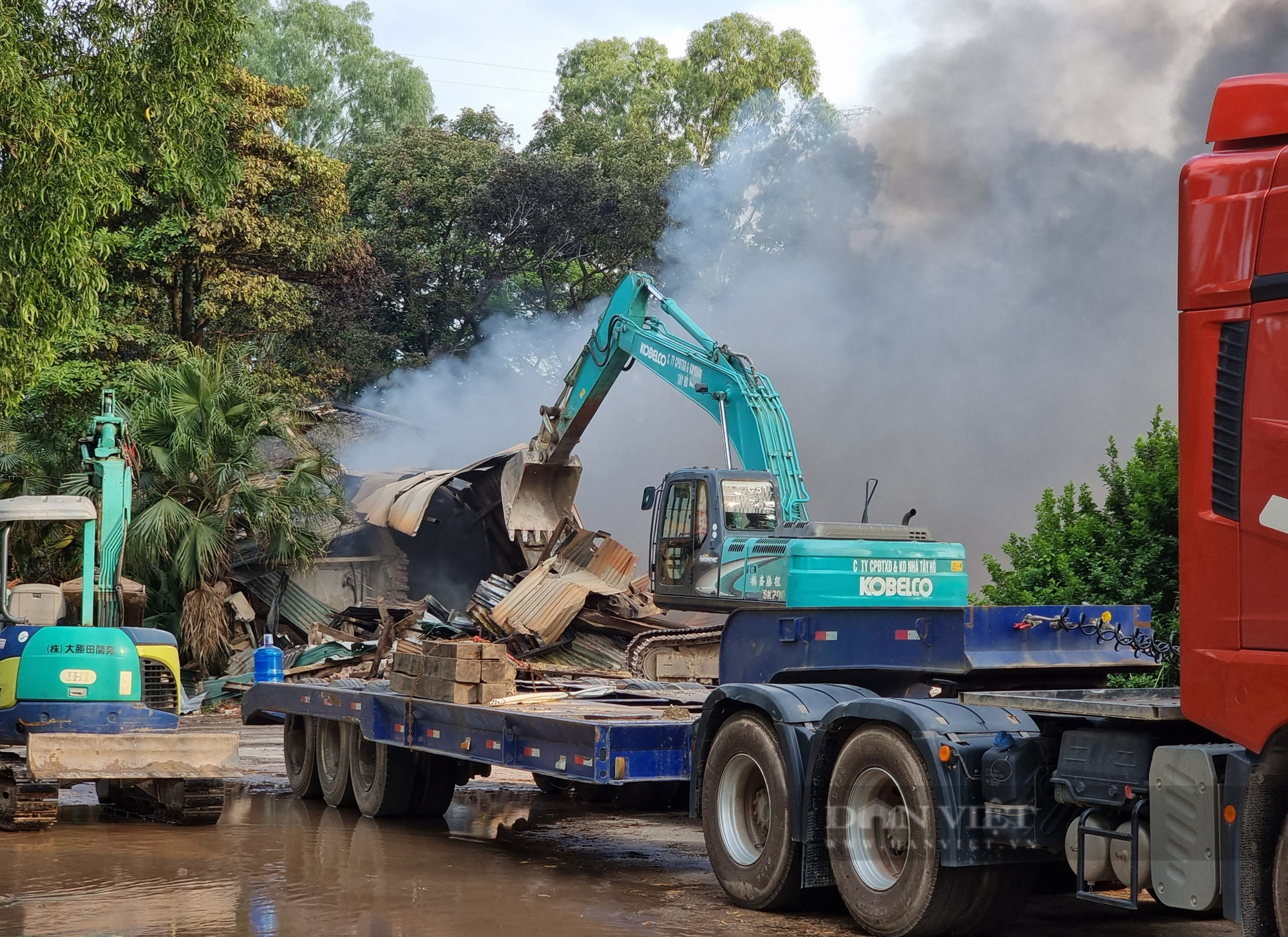 Cháy kho xưởng ở Hà Nội, cột khói đen cao hàng trăm mét - Ảnh 11.