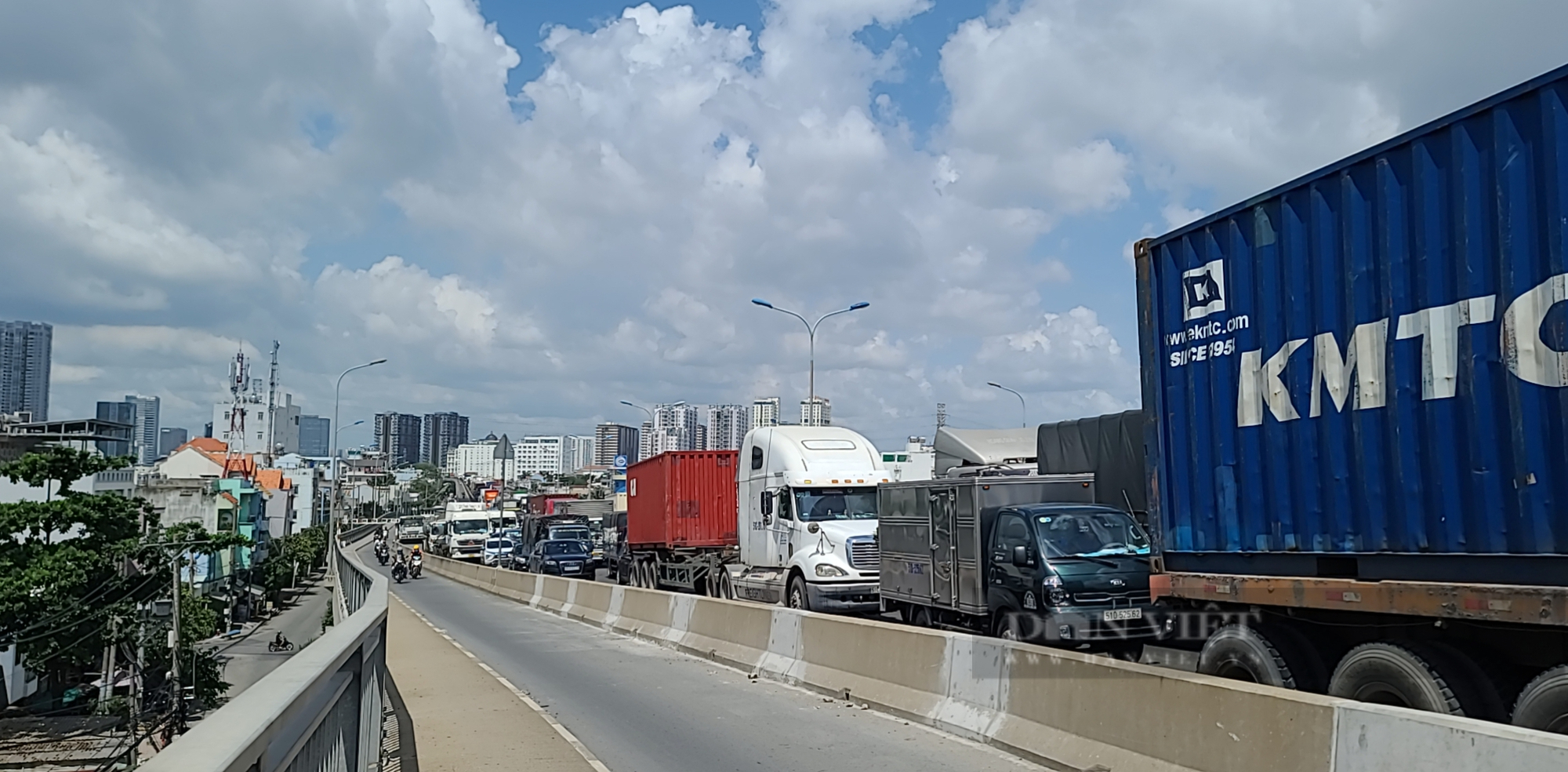 TP.HCM: Ùn tắc giao thông trên cầu Phú Mỹ do xe bồn bốc cháy - Ảnh 4.