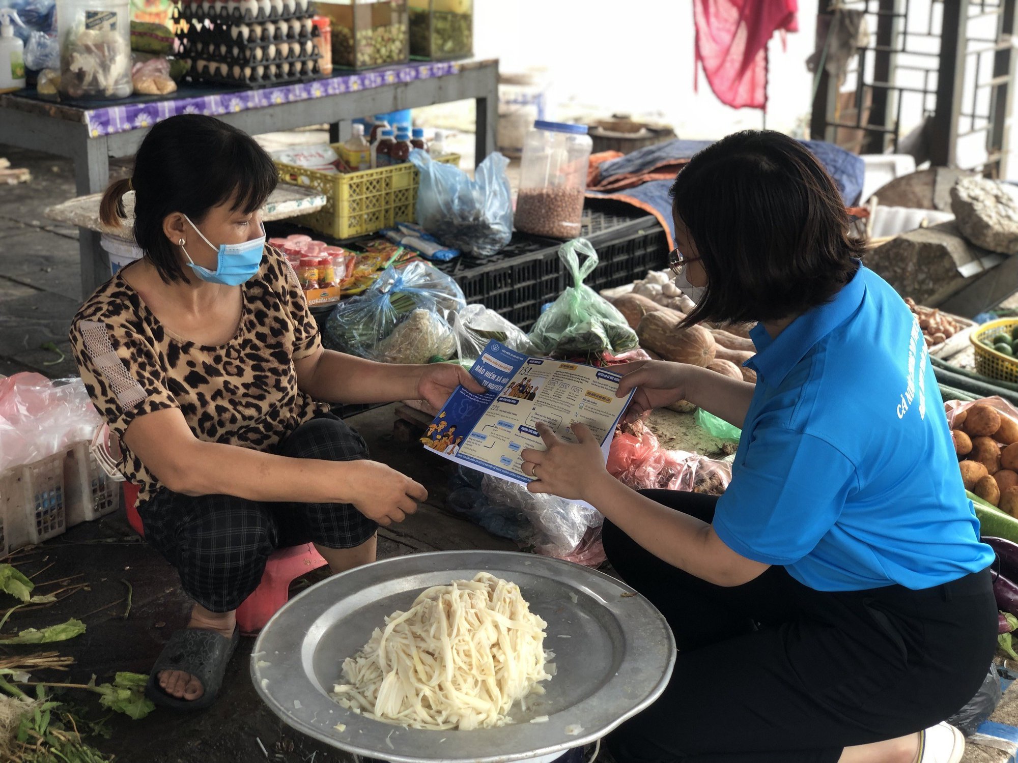 Long Biên (Hà Nội): Người nghèo, cận nghèo được hỗ trợ 100% khi tham gia BHXH tự nguyện - Ảnh 1.