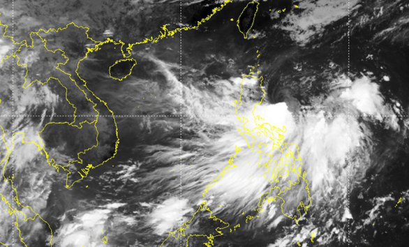 NÓNG: Áp thấp nhiệt đới đã đi vào biển Đông và có 70-80% mạnh lên thành bão trong 24 giờ tới - Ảnh 1.