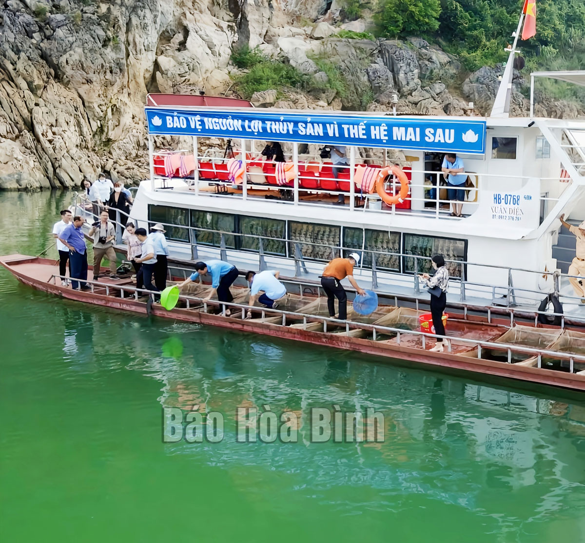 Tỉnh Hòa Bình vừa thả xuống hồ sông Đà bao nhiêu tấn cá giống, đó là những loài cá gì? - Ảnh 1.