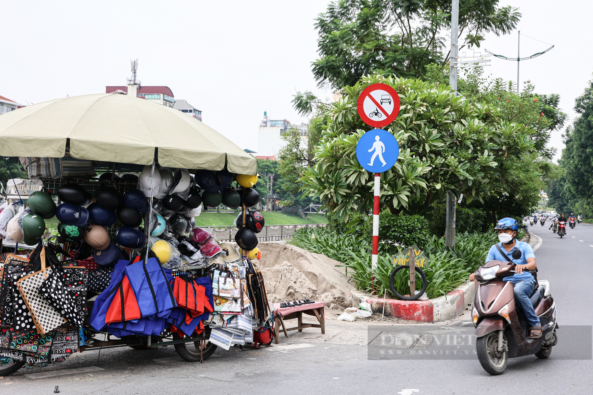 Đường đi bộ 64 tỉ đồng ven sông Tô Lịch thành nơi tập kết hàng rong, rác thải - Ảnh 6.