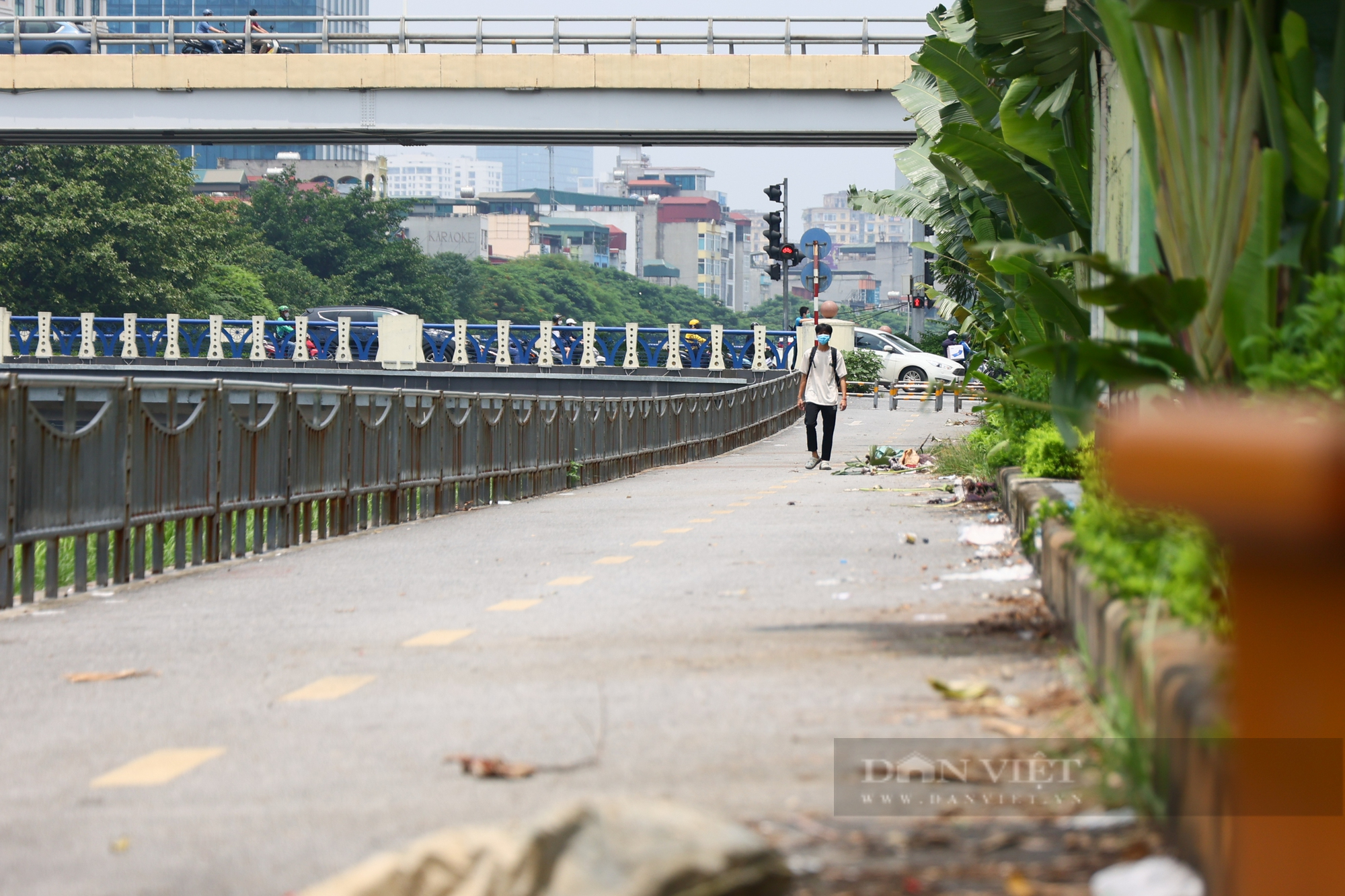 Đường đi bộ 64 tỉ đồng ven sông Tô Lịch thành nơi tập kết hàng rong, rác thải - Ảnh 2.