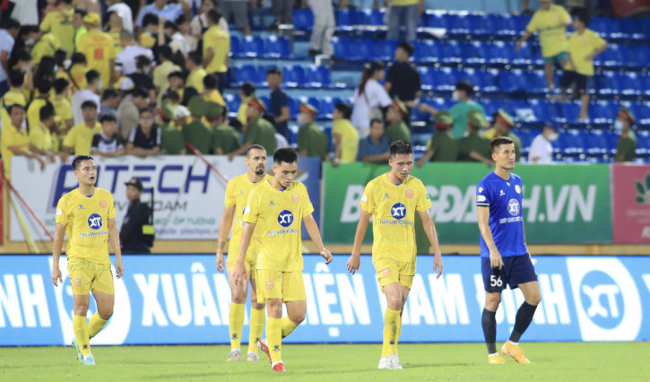Nam Định có diện mạo khác lạ ở lượt về, quyết trụ hạng V.League - Ảnh 2.
