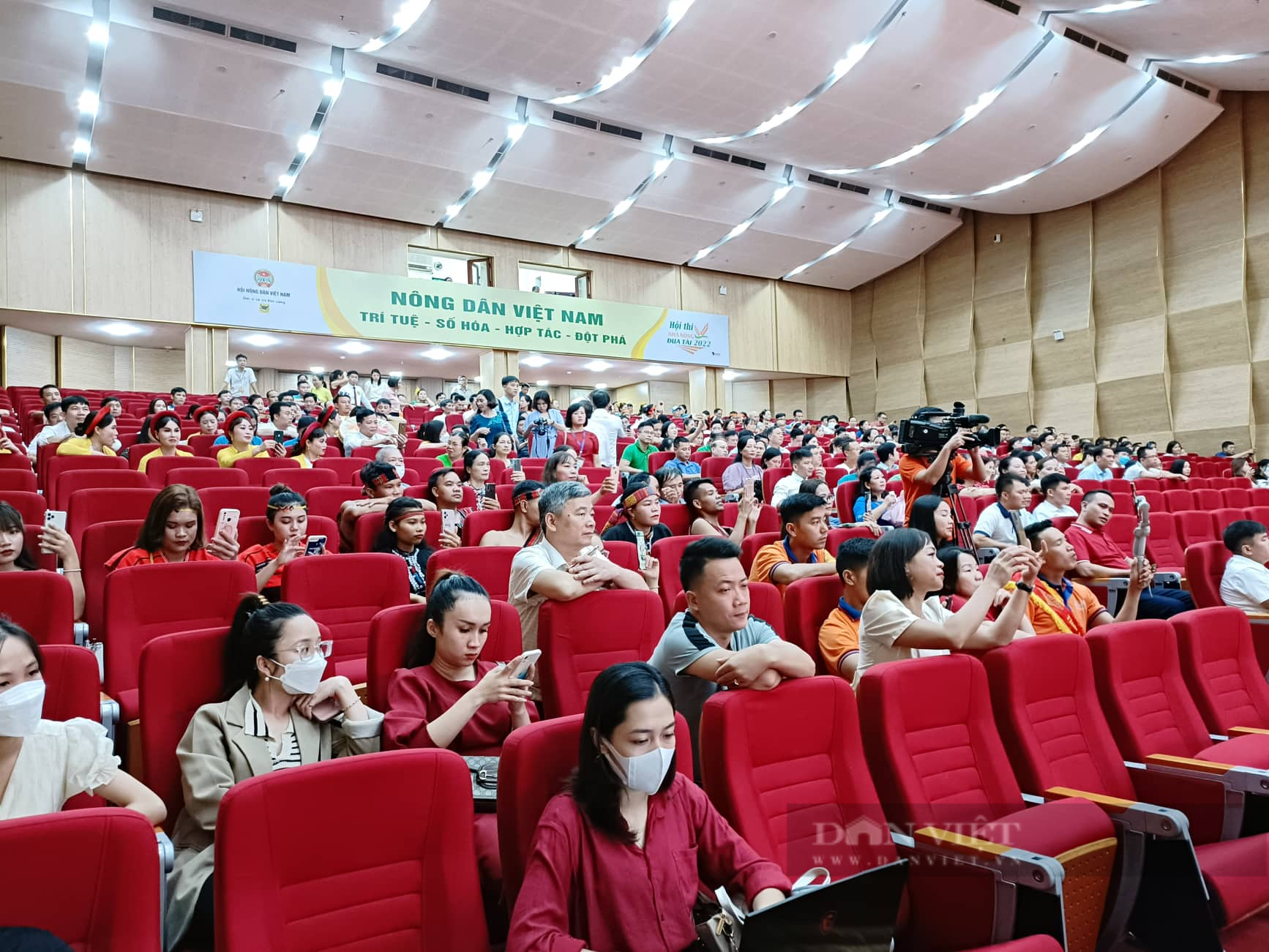 Khán giả đến chật kín hội trường cổ vũ Hội thi Nhà nông đua tài toàn quốc khu vực II tại TP Hải Phòng - Ảnh 2.