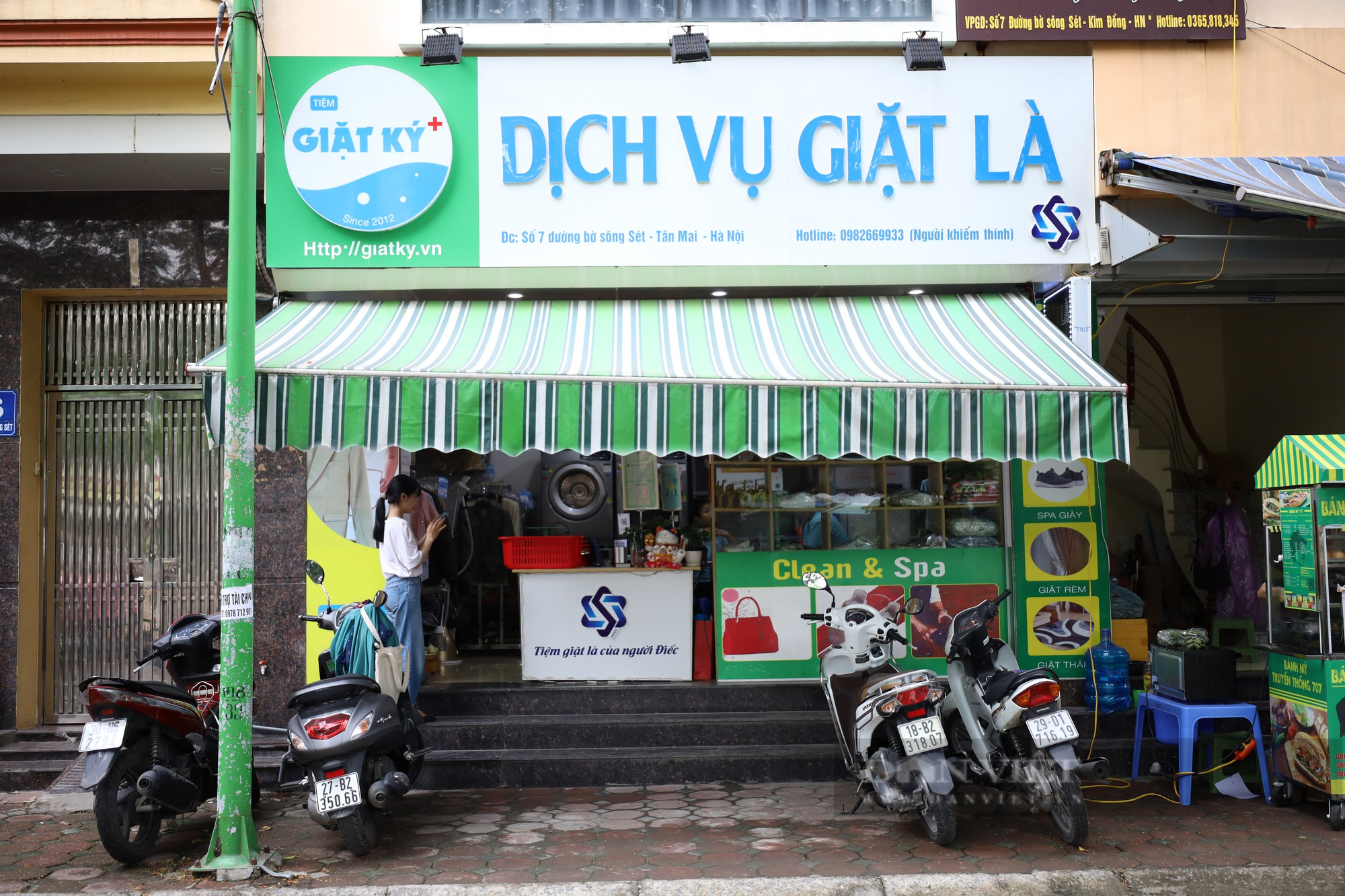Tiệm giặt là đặc biệt ở Hà Nội chỉ sử dụng “cử chỉ bằng tay” để giao tiếp với khách hàng - Ảnh 1.