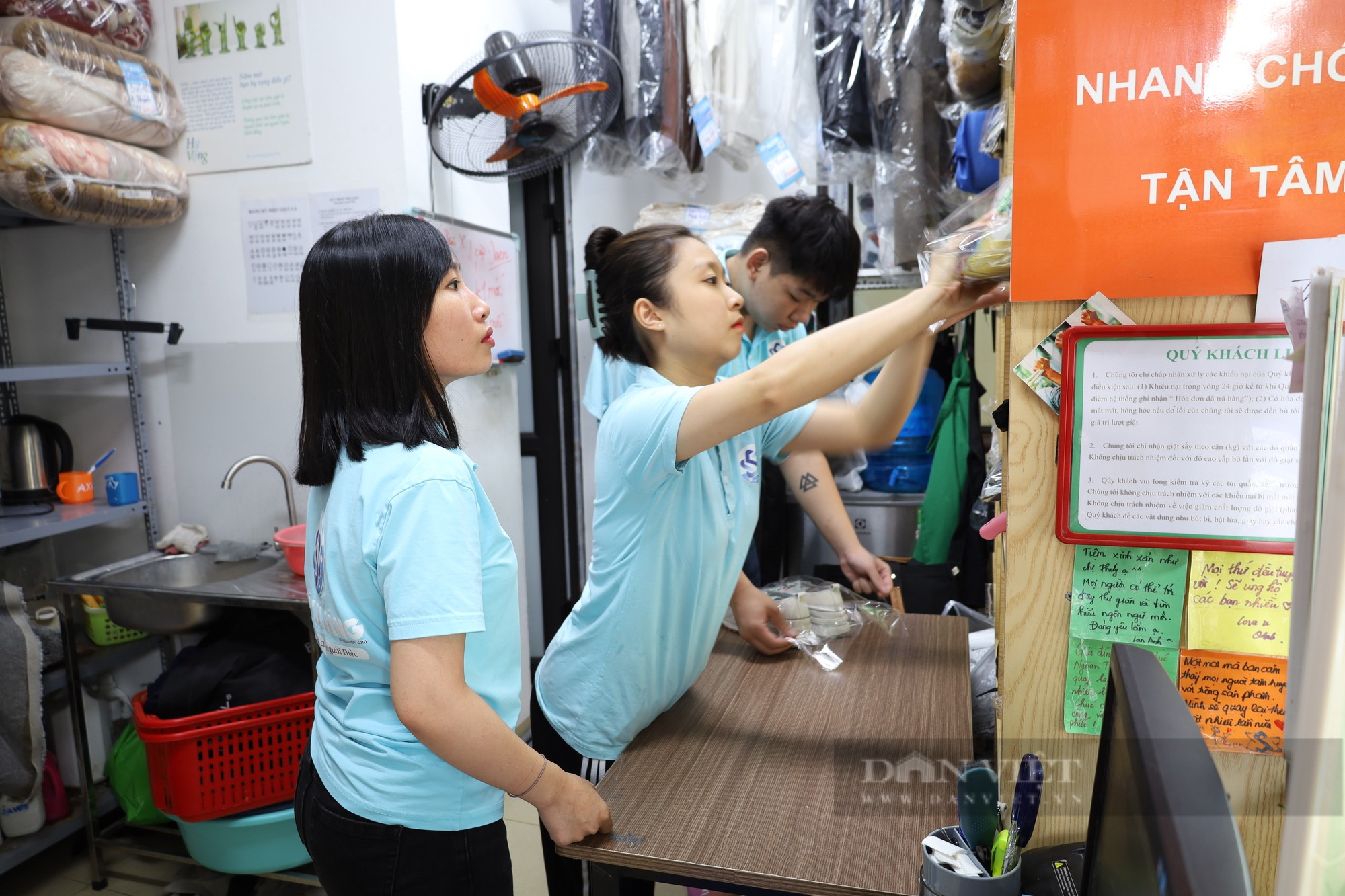 Tiệm giặt là đặc biệt ở Hà Nội chỉ sử dụng “cử chỉ bằng tay” để giao tiếp với khách hàng - Ảnh 4.