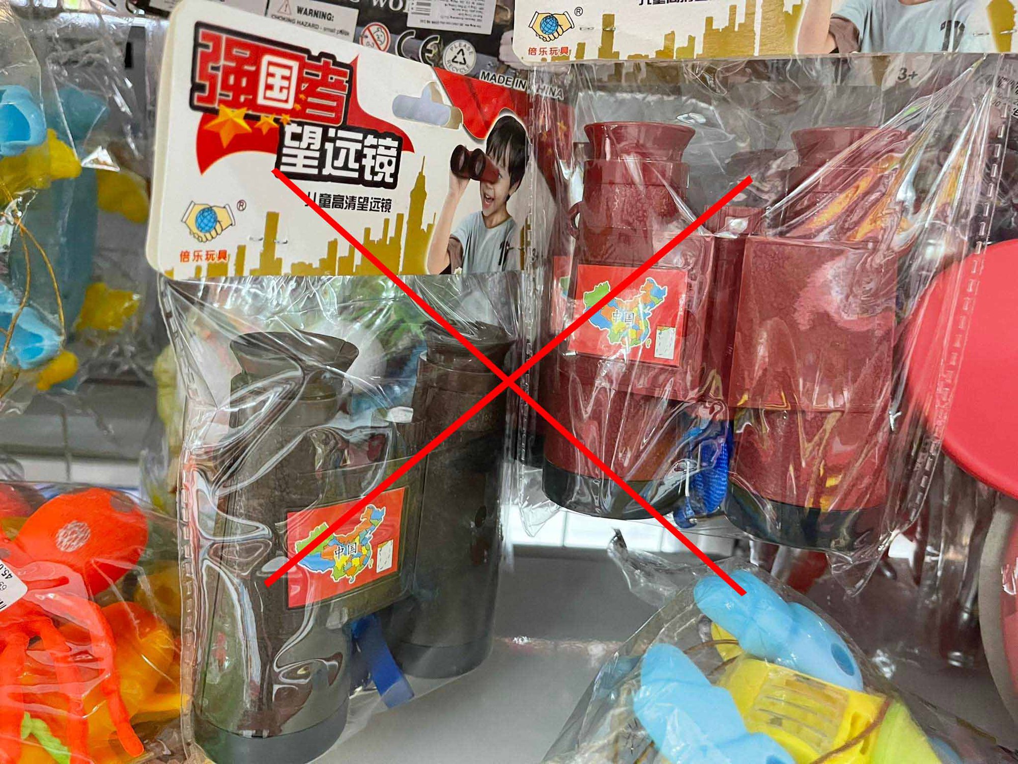Cửa hàng tiện ích bán đồ chơi Trung thu có hình &quot;đường lưỡi bò&quot; của Trung Quốc trái phép - Ảnh 2.