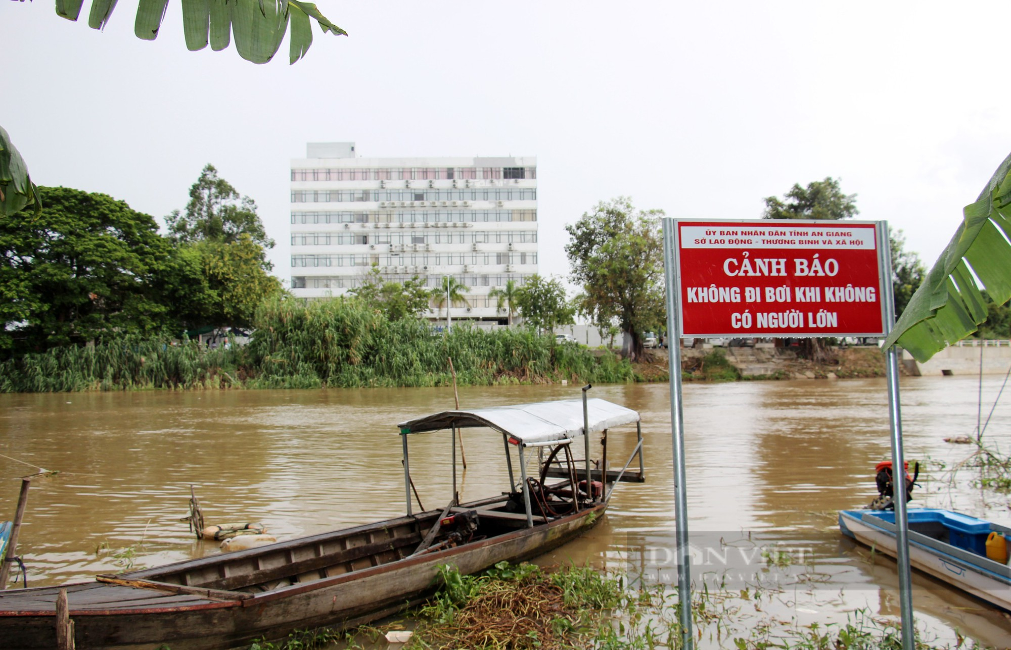 Ảnh: Người đàn ông lái vỏ lãi trên dòng sông định mệnh của 40 người trốn khỏi casino Campuchia bơi về Việt Nam  - Ảnh 6.