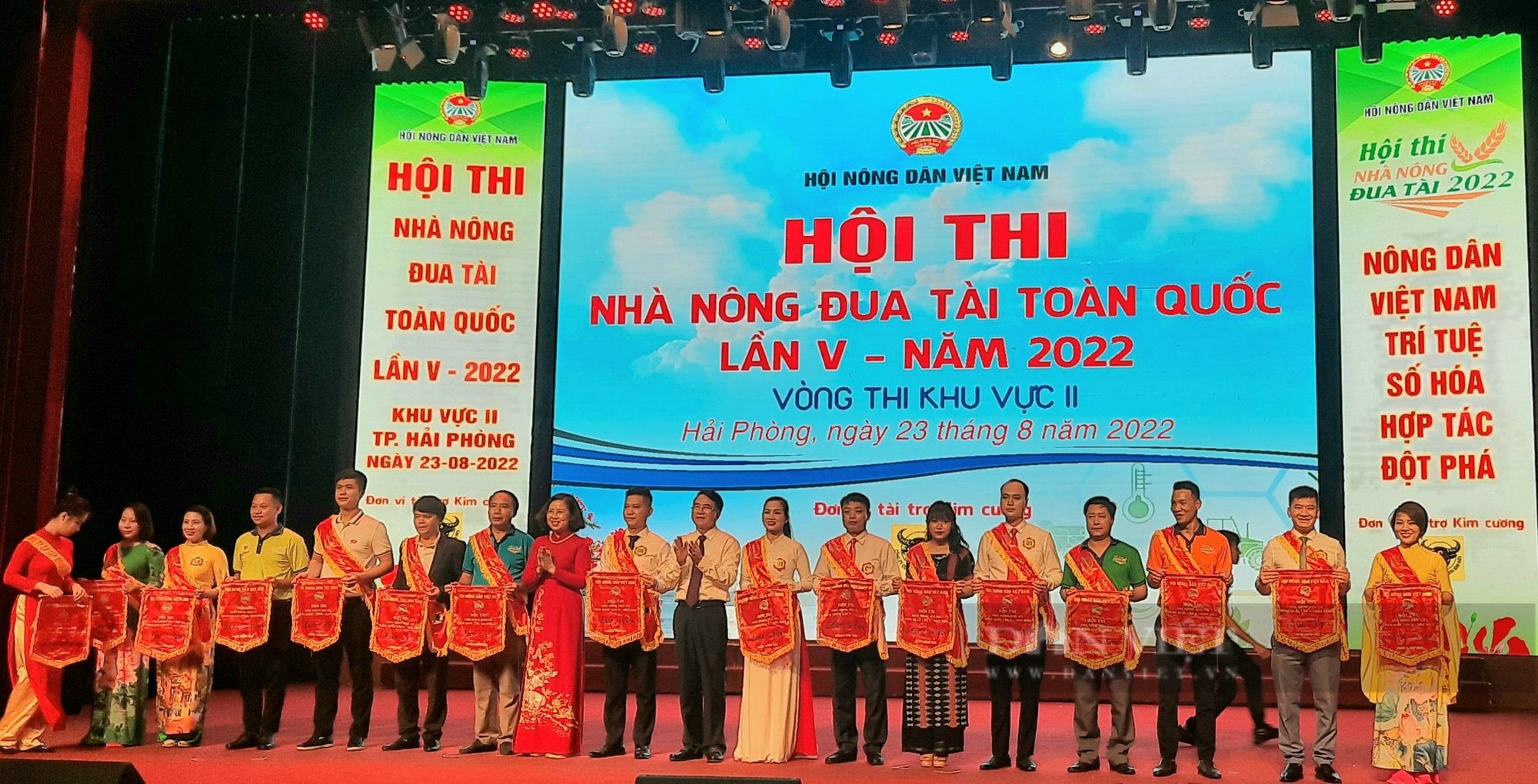 Khán giả đến chật kín hội trường cổ vũ Hội thi Nhà nông đua tài toàn quốc khu vực II tại TP Hải Phòng - Ảnh 3.