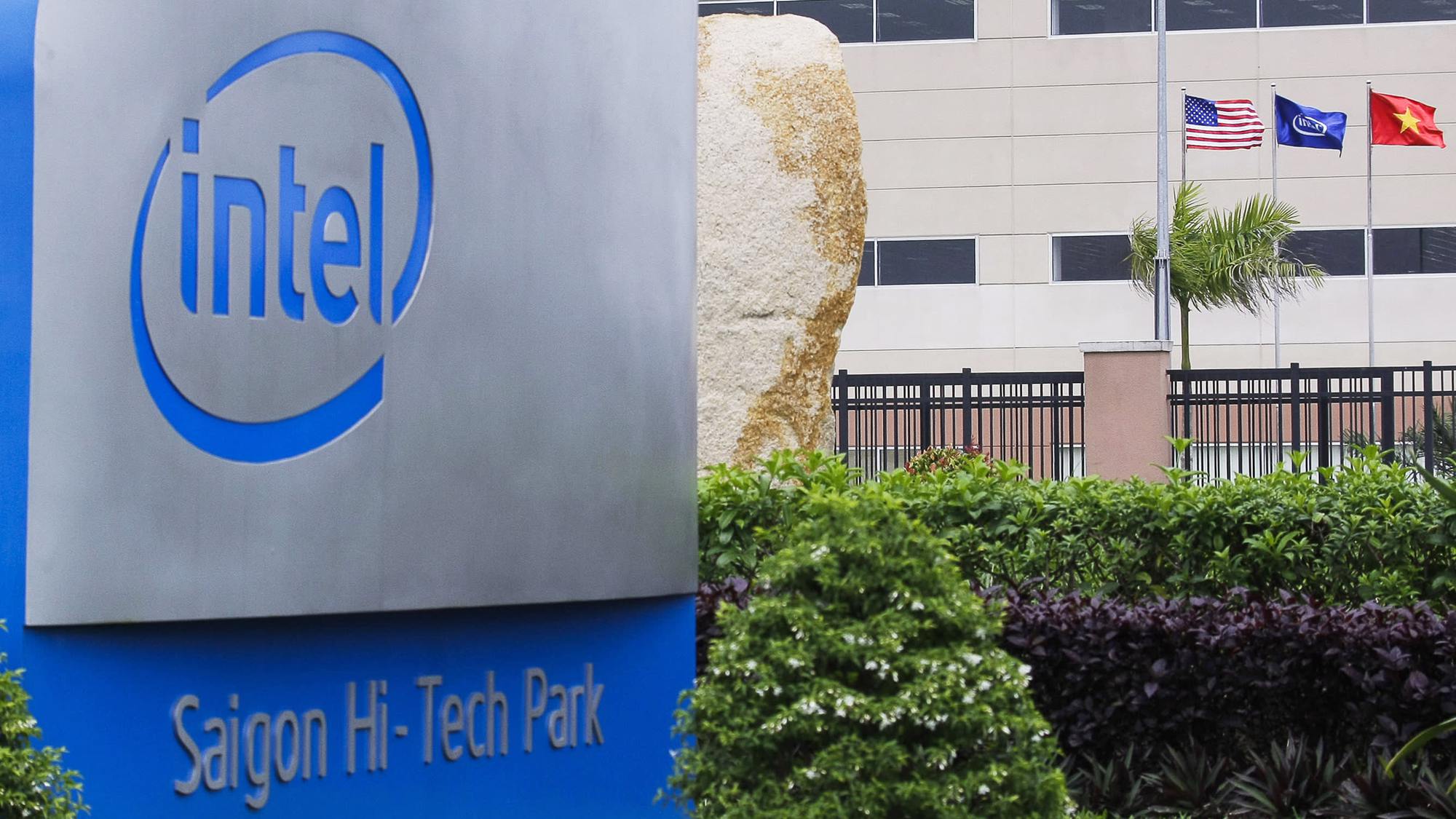 Các tập đoàn chip hàng đầu thế giới như Intel, Samsung đang tích cực có mặt tại Việt Nam trong bối cảnh cuộc đua bán dẫn toàn cầu đang nóng dần lên. Ảnh: @AFP.