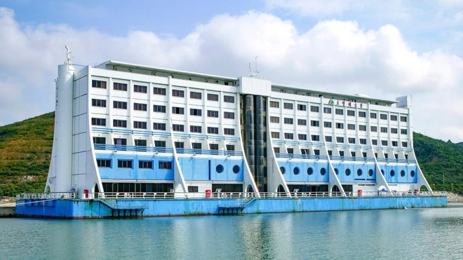 Cái kết buồn của khách sạn nổi đầu tiên trên thế giới đang nằm ở Triều Tiên - Ảnh 1.