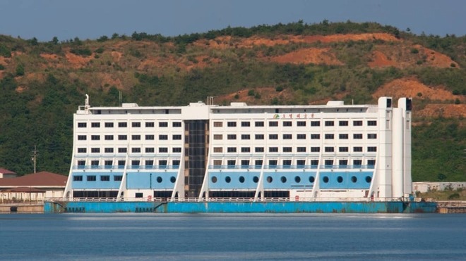 Cái kết buồn của khách sạn nổi đầu tiên trên thế giới đang nằm ở Triều Tiên - Ảnh 9.