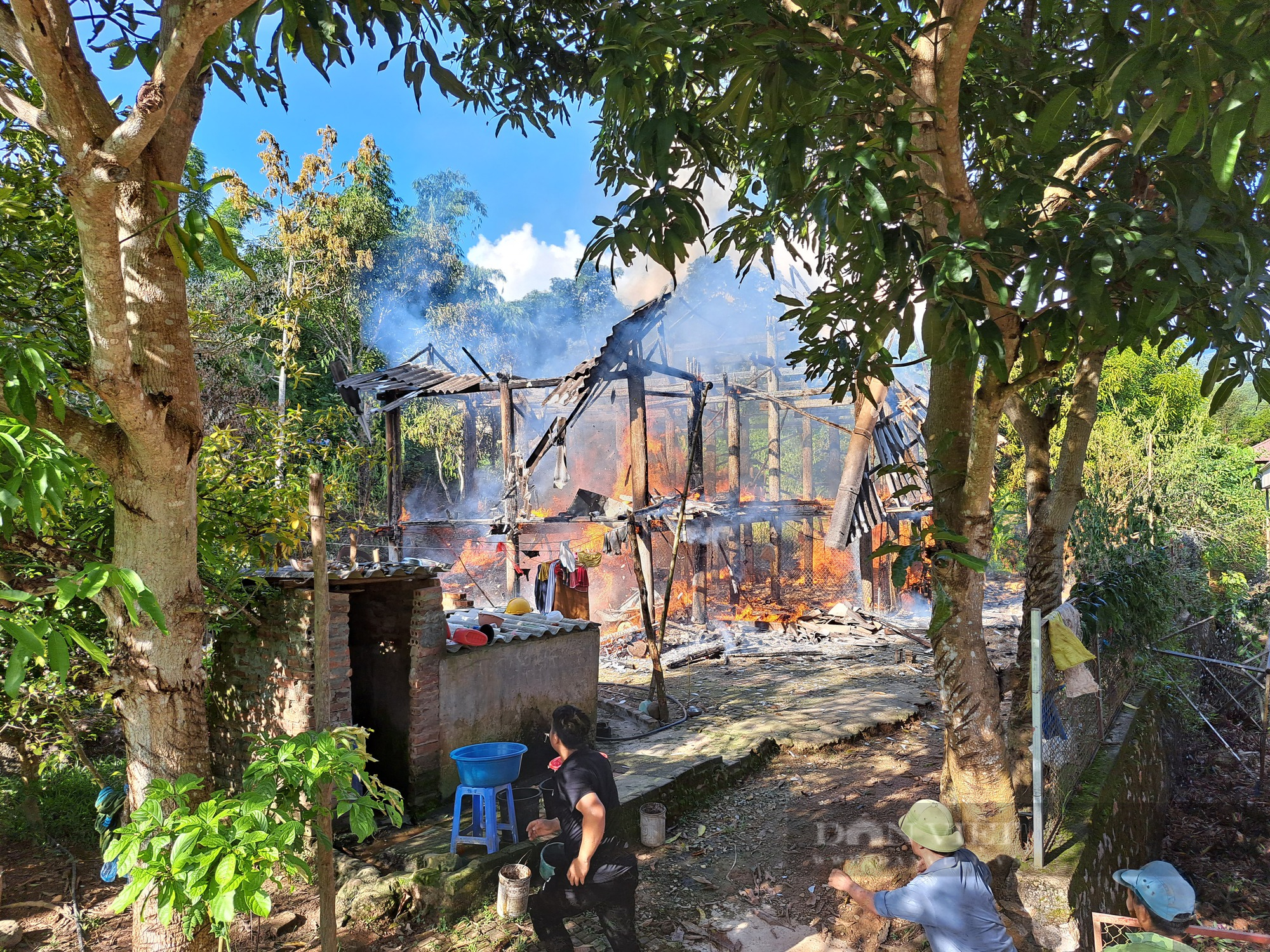 Gần trăm người chữa cháy ngôi nhà gian ở Lai Châu - Ảnh 1.