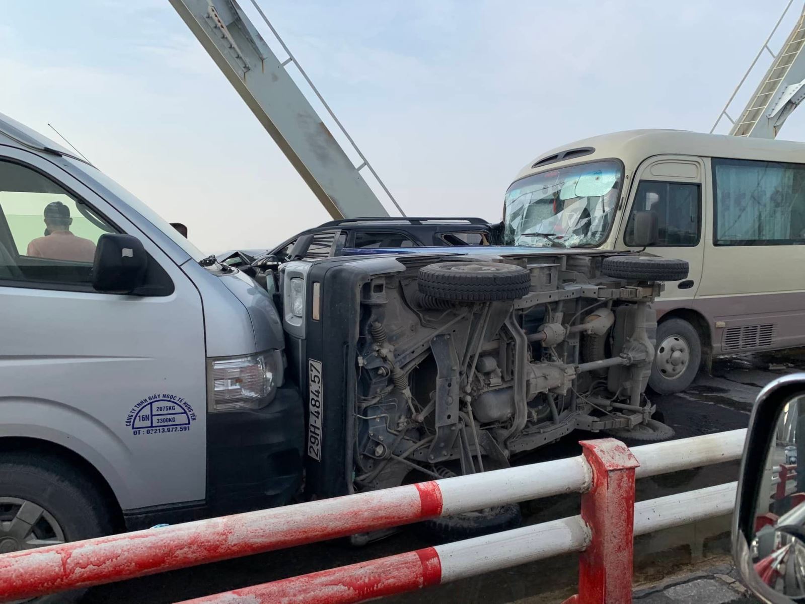 Hà Nội: Tai nạn giao thông nghiêm trọng, 5 ô tô đâm nhau trên cầu Chương Dương - Ảnh 4.