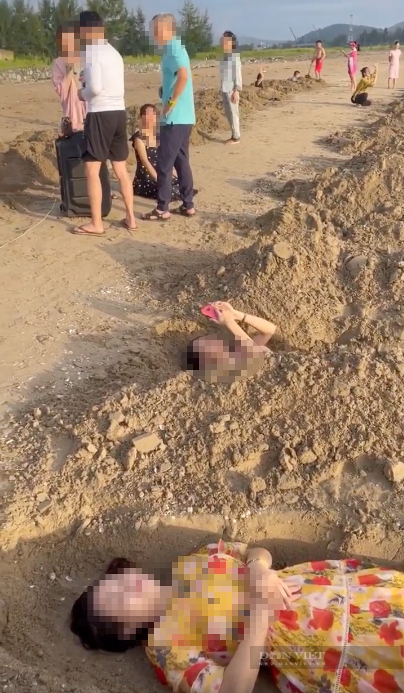 Xôn xao clip nhóm du khách tắm cát kiểu &quot;huyệt mộ&quot; ở &quot;phố biển&quot; Cửa Lò - Ảnh 2.