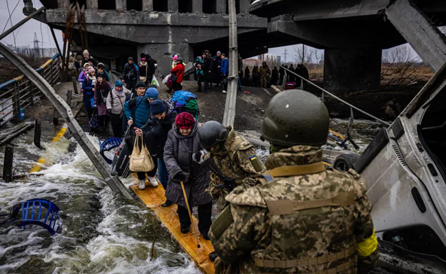 Sau 6 tháng, cuộc chiến ở Ukraine vẫn đang hàng triệu người khốn đốn - Ảnh 1.