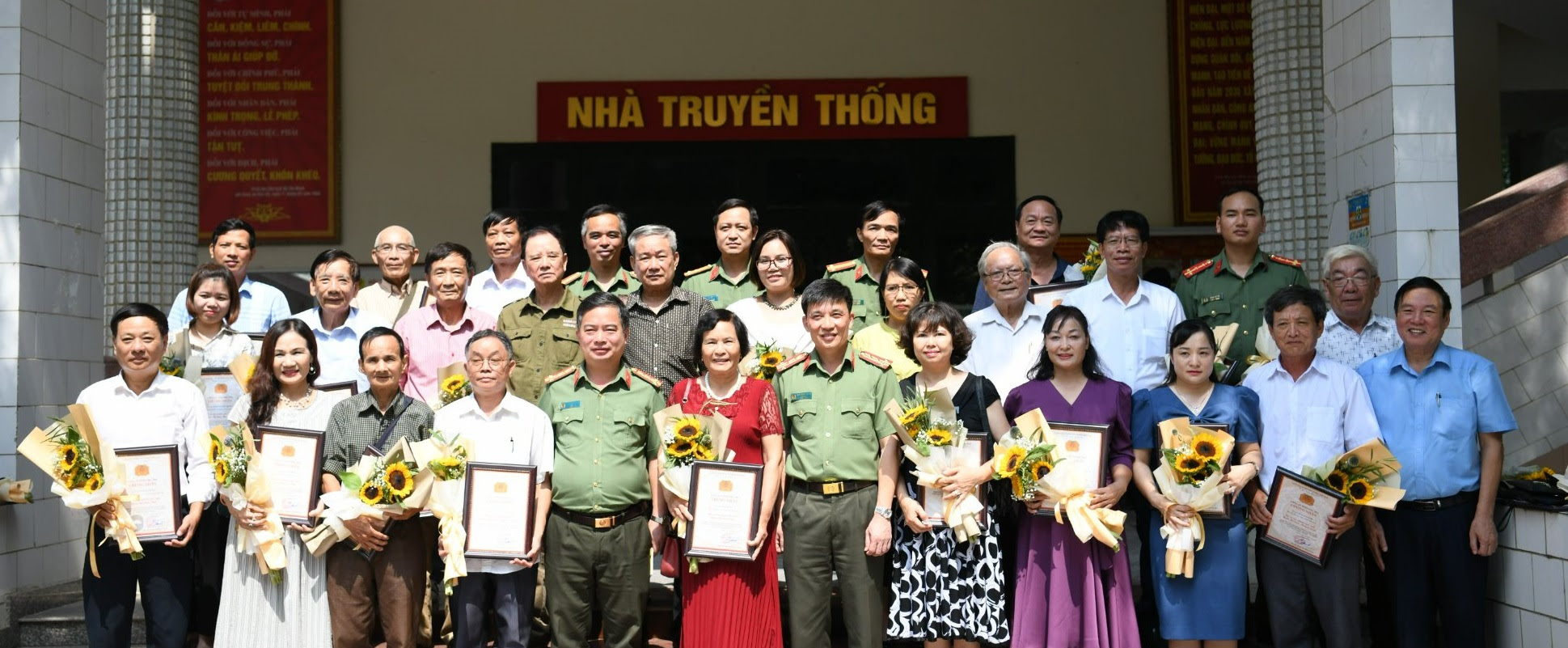 Những nguy hiểm mà lực lượng công an phải đối mặt được phản ánh qua các tác phẩm văn học - Ảnh 1.