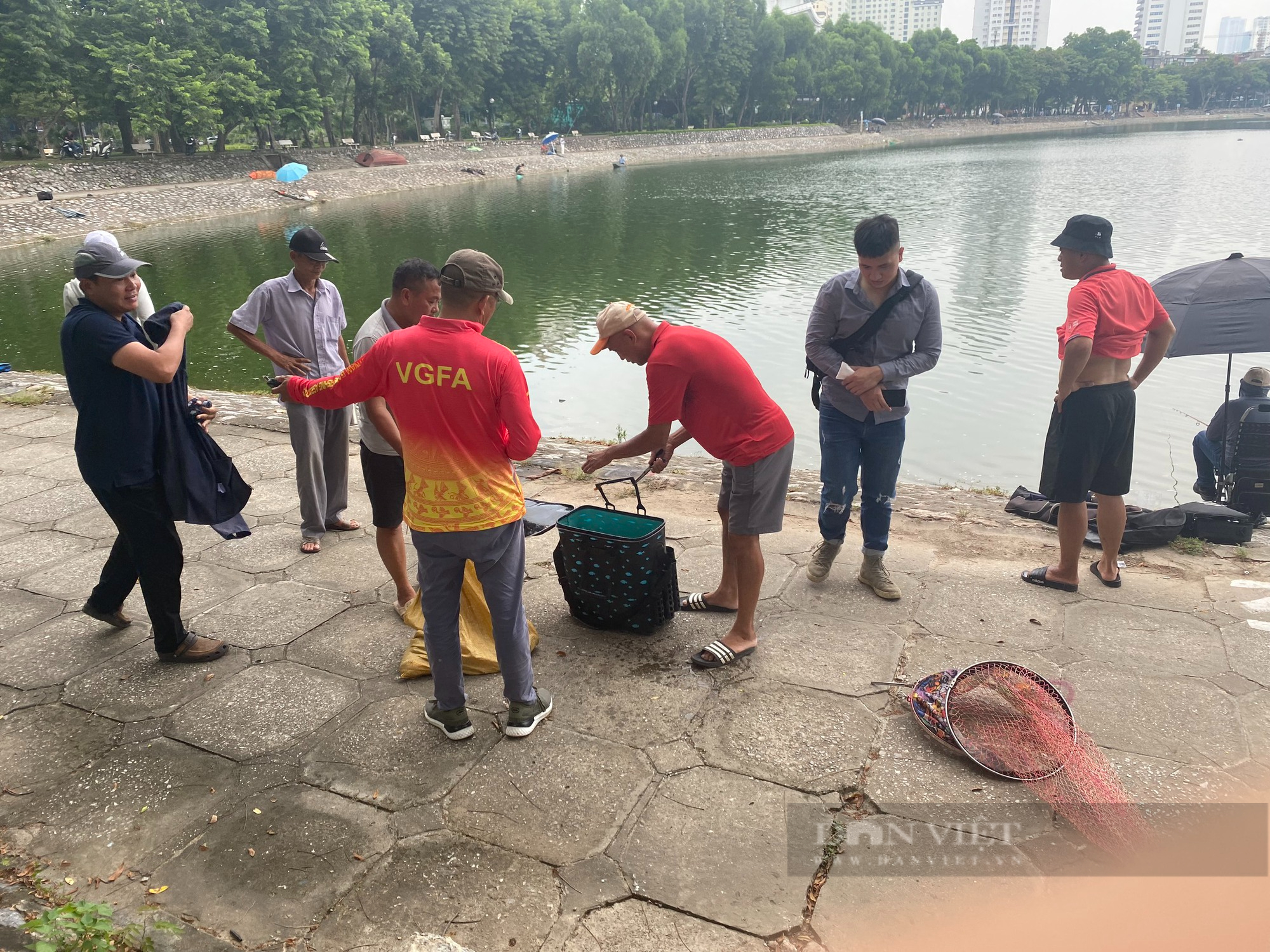 Tổ chức câu cá có thưởng của &quot;người nhà hồ&quot; giữa thủ đô (Kỳ 3):  “Sát phạt” ở góc hồ - Ảnh 2.