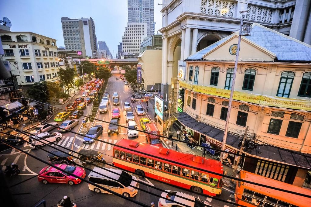 Con phố ăn chơi bậc nhất Bangkok - Ảnh 2.