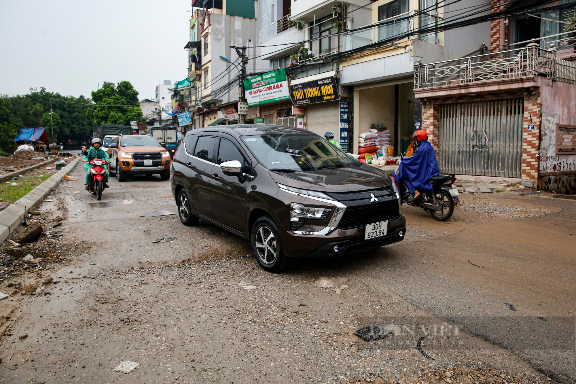 Bị lãng quên bảo trì, đường liên xã tại Hà Nội ta - Ảnh 2.