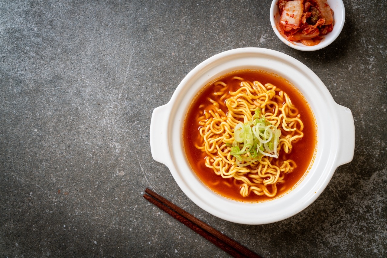 Chi phí thực phẩm tăng vọt khiến món ăn rẻ nhất ở Hàn Quốc cũng tăng giá - Ảnh 1.