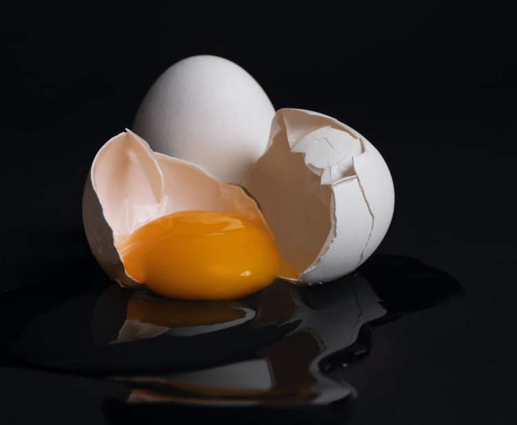 Công ty ở Trung Quốc gây tranh cãi vì phạt nhân viên ăn trứng sống - Ảnh 1.