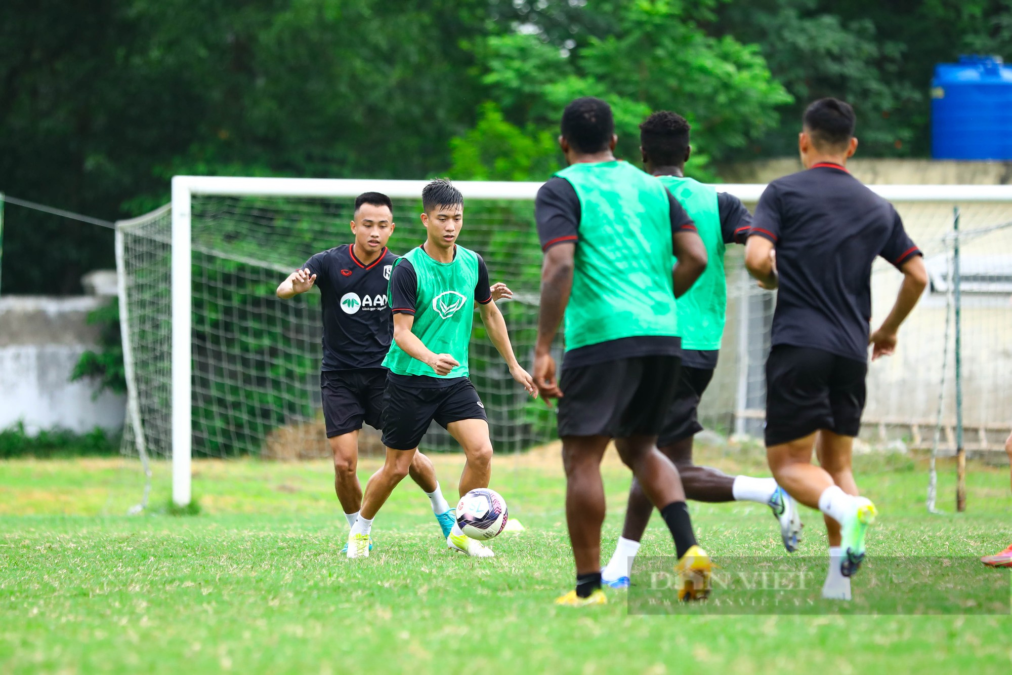 SLNA tập chiến thuật trước trận đối đầu với Hà Nội FC - Ảnh 2.